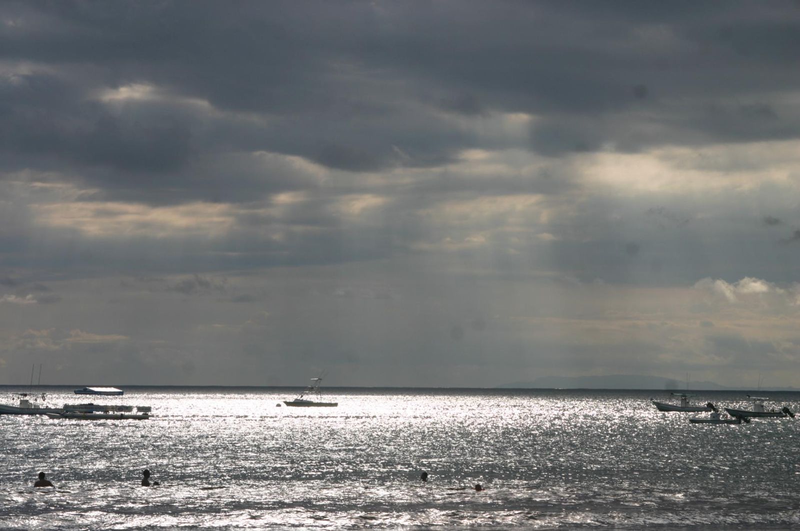 Atardecer sobre el mar en Playa Herradura